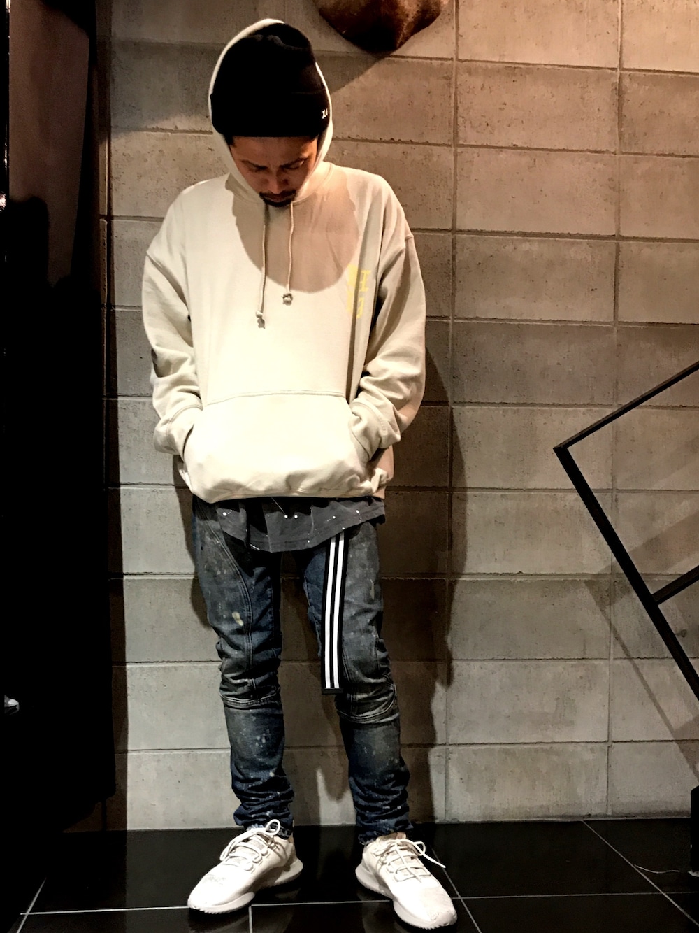 「adidas、オトナカジュアル、adidas originals、ストリート」｜「faith connexionのアイテム（デニムパンツ、ブルー系）」を使った、相川直輝さん（メンズ・172cm）の冬コーディネートの1枚目の写真