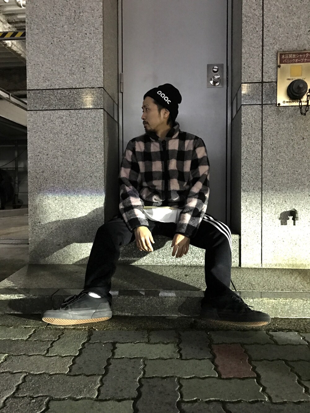 「#LHP、LHP名古屋、m+rc noir、WHITELAND BLACKBURN、AppleCore、ニット帽、ストリート、黒、ピンク」｜「applecoreのアイテム（ニットキャップ/ビーニー、ブラック系）」を使った、相川直輝さん（メンズ・172cm）の冬コーディネートの1枚目の写真