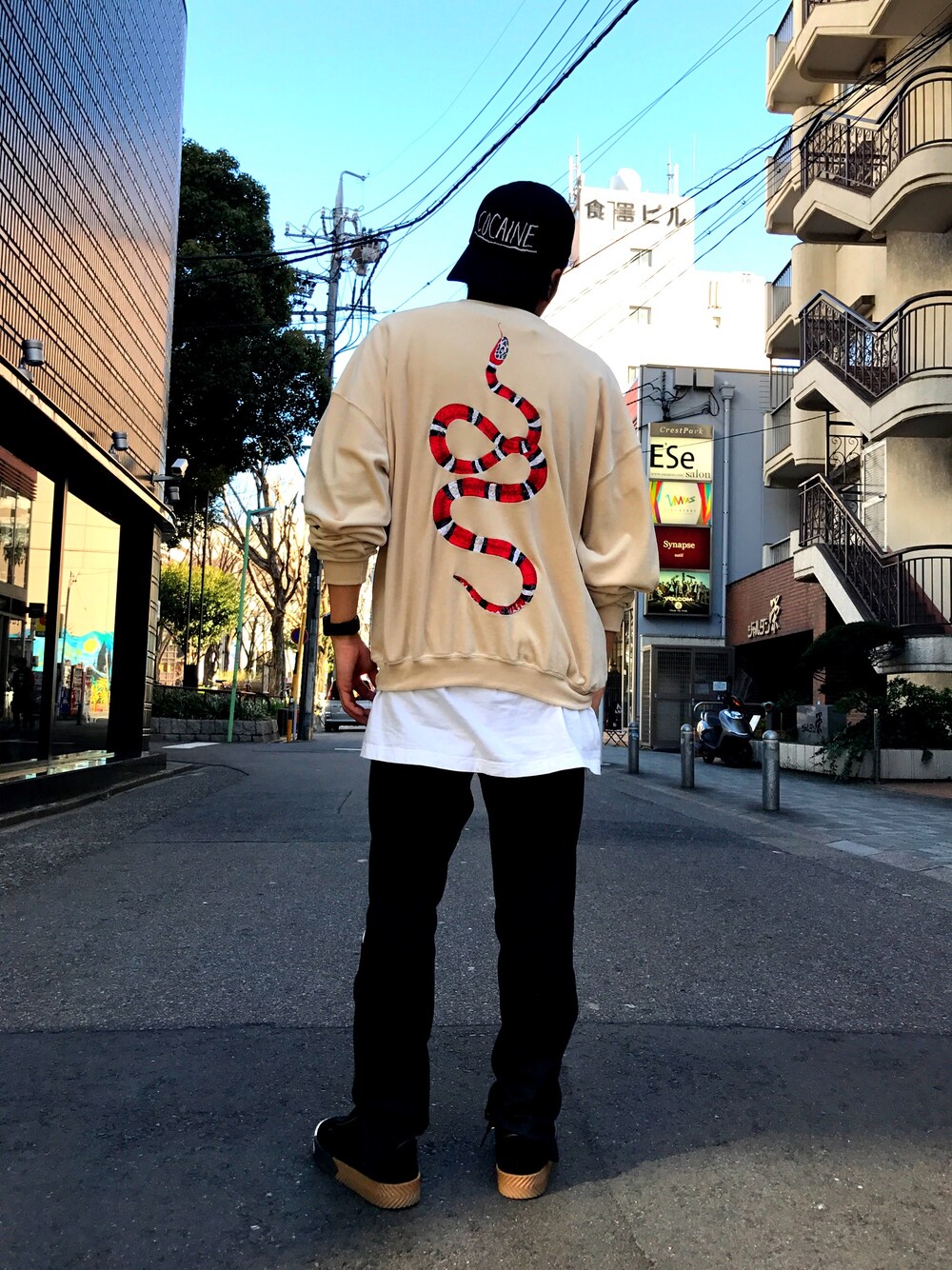「LHP、スウェット、蛇、ジャージ、y3」｜「WHITELANDのWhiteLandBlackBurn/ホワイトランドブラックバーン/Snake Veloa PullOver Sweat（スウェット、ベージュ系）」を使った、相川直輝さん（メンズ・172cm）の冬コーディネートの1枚目の写真