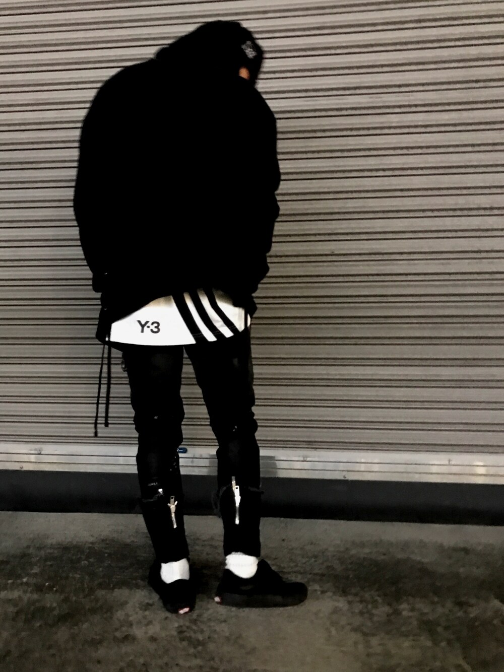 「alyx、スキニーデニム、ブラック、ブラックデニム、Y-3、パーカー、シンプルコーデ」｜「Y-3のM 3STRIPES LONGSLEEVE T-SHIRT（Tシャツ/カットソー、ホワイト系）」を使った、相川直輝さん（メンズ・172cm）の冬コーディネートの1枚目の写真