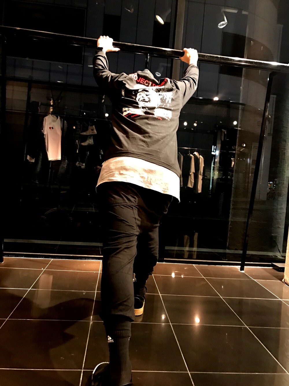 「LHP、bow3ry、カジュアル、ストリート、黒、スニーカー」｜「bow3ryのアイテム（Tシャツ/カットソー、ブラック系）」を使った、相川直輝さん（メンズ・172cm）の冬コーディネートの1枚目の写真