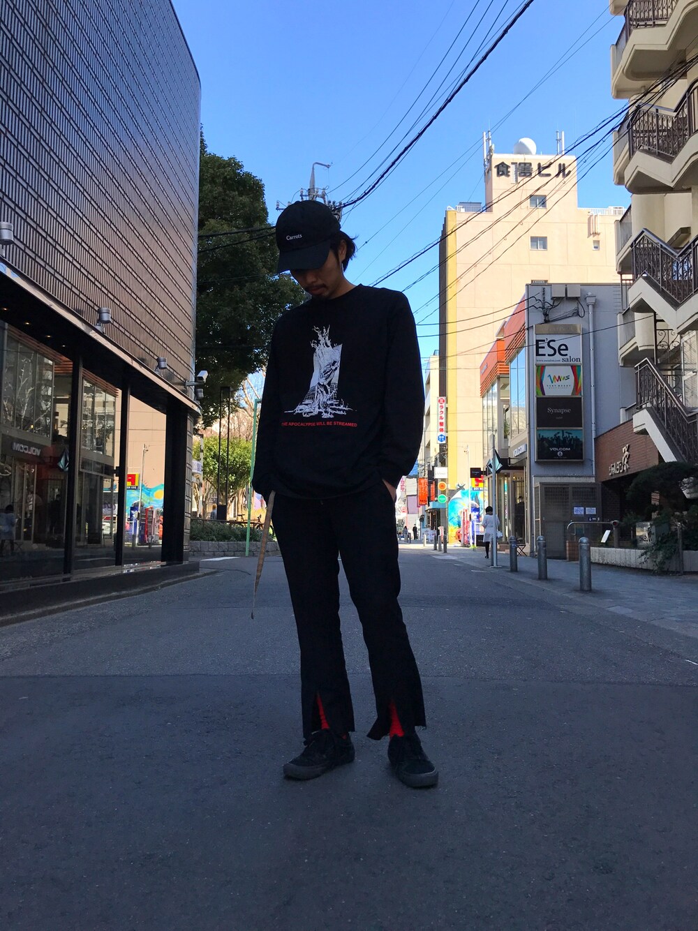 「carrots by anworcarrots、bow3ry、gosharubchinskiy、LHP、ストリート、春コーデ、シンプルコーデ、大人カジュアル」｜「bow3ryのアイテム（Tシャツ/カットソー、ブラック系）」を使った、相川直輝さん（メンズ・172cm）の冬コーディネートの1枚目の写真