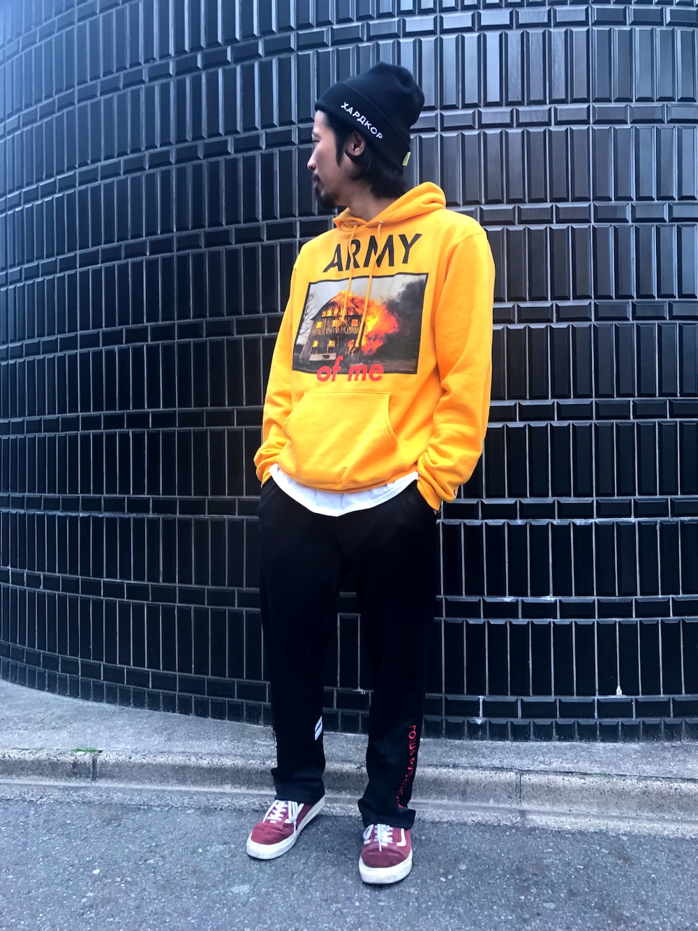 「wiz khalifa、pleasures、LHP、パーカー、黄色、gosharubchinskiy」｜「PLEASURESのアイテム（パーカー、イエロー系）」を使った、相川直輝さん（メンズ・172cm）の春コーディネートの1枚目の写真