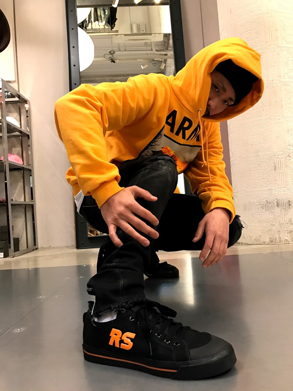 「カジュアル、スニーカー、RAF SIMONS、adidas、LHP、ラッパー、gosharubchinskiy」｜「RAF SIMONSのアイテム（スニーカー、ブラック系）」を使った、相川直輝さん（メンズ・172cm）の春コーディネートの1枚目の写真