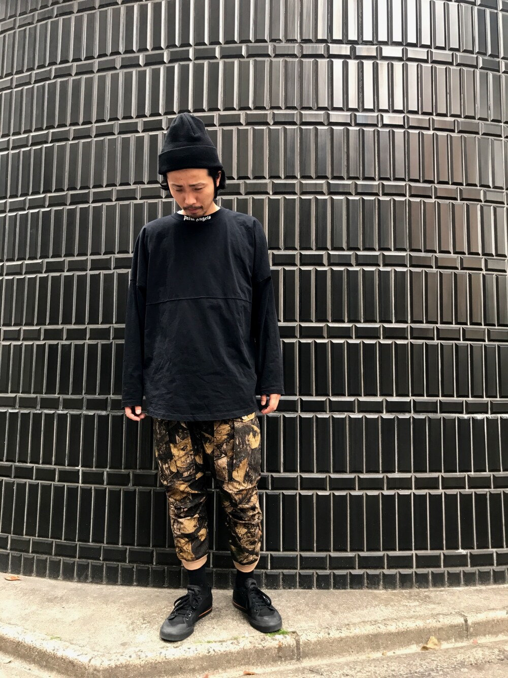「blackmeans、カーゴパンツ、ストリート、春コーデ、LHP、スニーカー、漢の中の漢」｜「blackmeansのアイテム（その他パンツ、ブラウン系）」を使った、相川直輝さん（メンズ・172cm）の春コーディネートの1枚目の写真