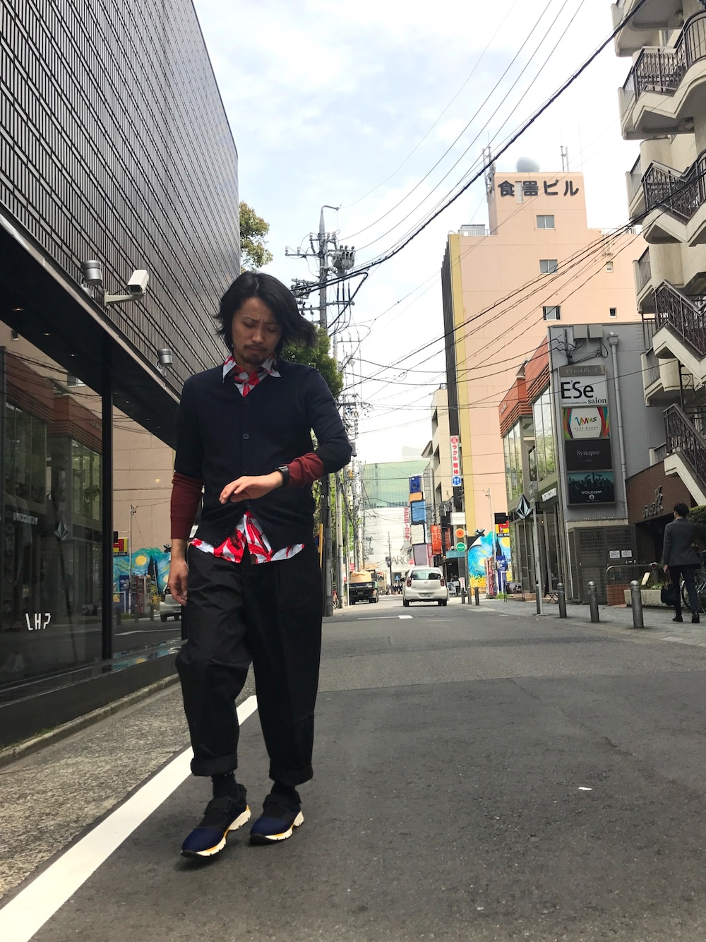 「MARNI、LHP、LHP名古屋、春コーデ、ネイビー、ootd、オトナカジュアル、30代、パーティースタイル」｜「MARNIのアイテム（ニット/セーター、ブルー系）」を使った、相川直輝さん（メンズ・172cm）の春コーディネートの1枚目の写真