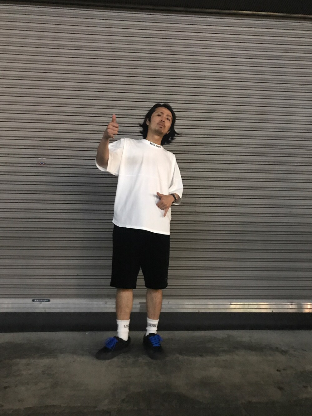 「ラッパー、ヒップホップ、LHP、Alexander Wang、PALM ANGELS、ストリート、カジュアル、スニーカー、VANS」｜「Palm Angelsのアイテム（Tシャツ/カットソー、ホワイト系）」を使った、相川直輝さん（メンズ・172cm）の春コーディネートの1枚目の写真