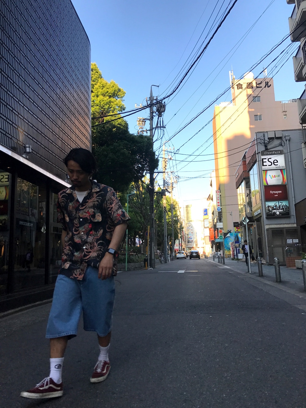 「アロハシャツ、開襟シャツ、ヤンキー、ストリート、gosharubchinskiy、VANS OLDSKOOL、オトナカジュアル」｜「nipoalohaのアイテム（シャツ/ブラウス、ブラック系）」を使った、相川直輝さん（メンズ・172cm）の春コーディネートの1枚目の写真