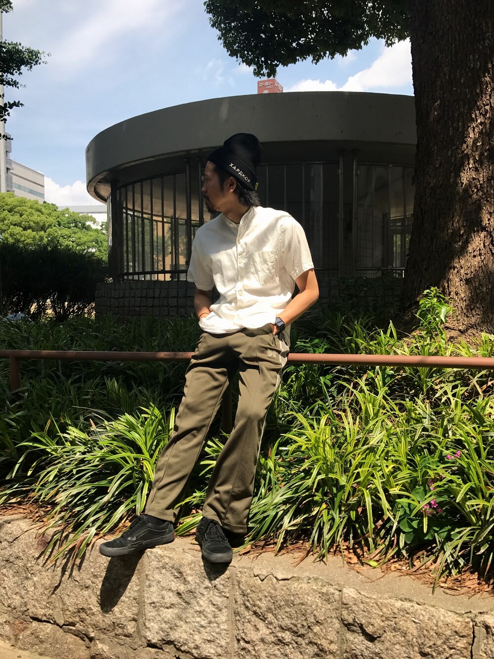 「ENGINEERED GARMENTS、NEEDLES、トラックパンツ、ジャージ、ジャージーパンツ、VANS、スニーカー、オトナカジュアル」｜「Needlesのアイテム（その他パンツ、グリーン系）」を使った、相川直輝さん（メンズ・172cm）の夏コーディネートの1枚目の写真
