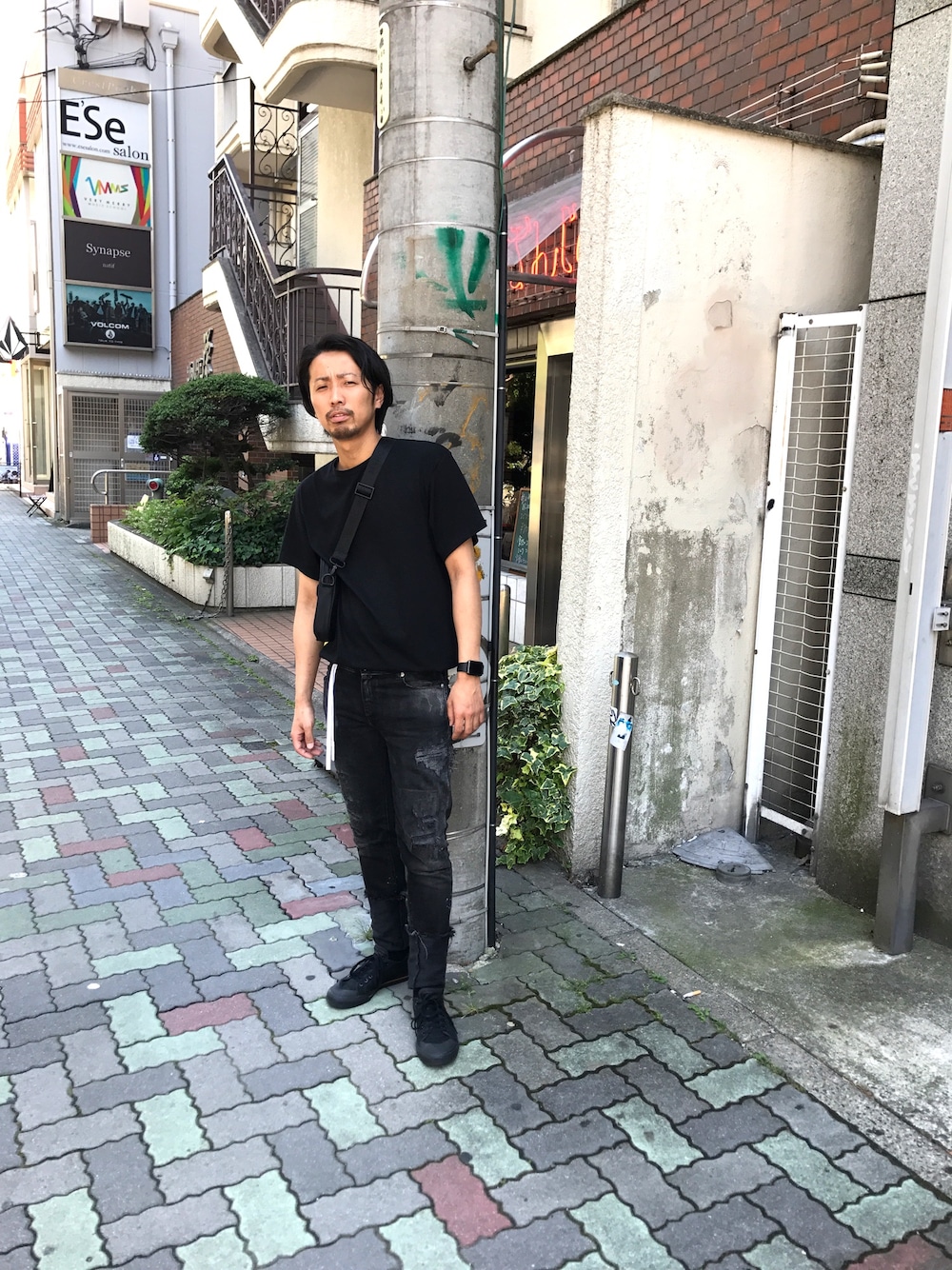 「タックイン、RAF SIMONS、yohjiyamamoto、alyx、ビッグT、m+rc noir、シンプルコーデ」｜「Yohji Yamamotoのアイテム（Tシャツ/カットソー、ブラック系）」を使った、相川直輝さん（メンズ・172cm）の夏コーディネートの1枚目の写真