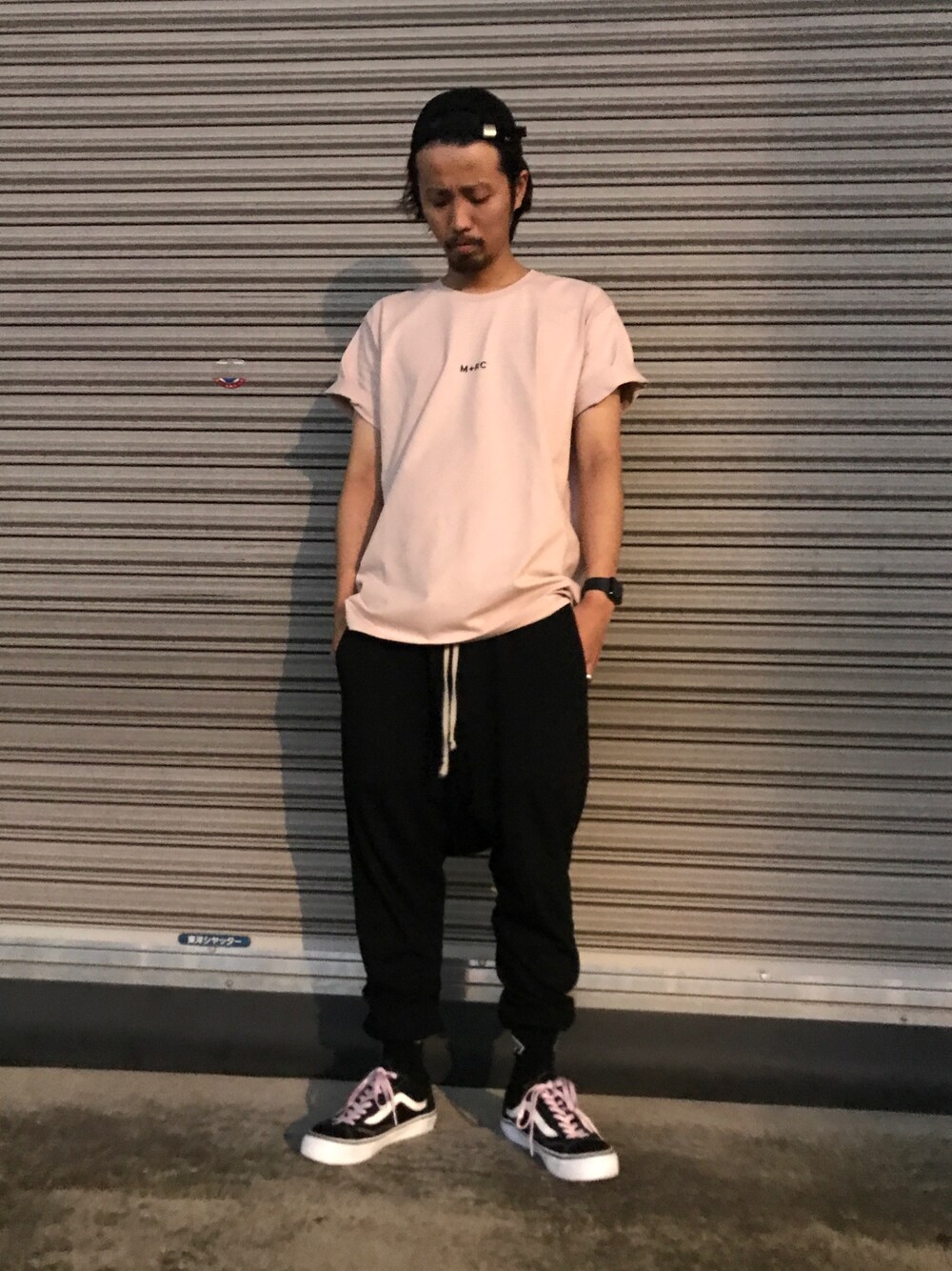 「ピンク、gosharubchinskiy、LHP、LHP名古屋、drkshdw、alyx、VANS、oldskool、スニーカー、サルエルパンツ」｜「Gosha Rubchinskiyのアイテム（キャップ、ブラック系）」を使った、相川直輝さん（メンズ・172cm）の夏コーディネートの1枚目の写真