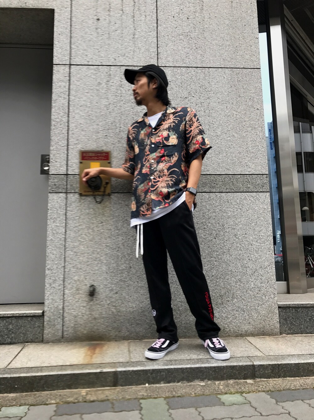 「夏コーデ、柄シャツ、アロハシャツ、gosharubchinskiy、LHP、ラフ、Tシャツ、ストリート」｜「Gosha Rubchinskiyのアイテム（キャップ、ブラック系）」を使った、相川直輝さん（メンズ・172cm）の夏コーディネートの1枚目の写真
