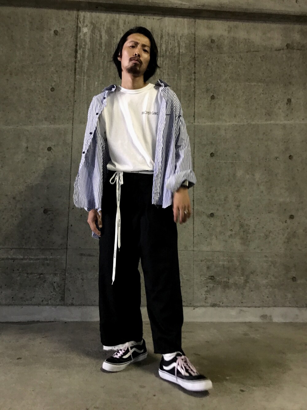 「寝不足、sulvam、LHP、LHP名古屋、ワイドパンツ、ビッグシルエット、ゆるコーデ、リラックススタイル、ストライプ」｜「sulvamのアイテム（シャツ/ブラウス、ブルー系）」を使った、相川直輝さん（メンズ・172cm）の夏コーディネートの1枚目の写真