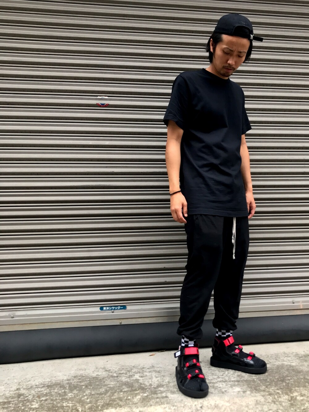 「blackmeans、suicoke、サンダル、LHP、夏、黒、赤、モノトーン」｜「BLACKMEANSのアイテム（サンダル、ブラック系）」を使った、相川直輝さん（メンズ・172cm）の夏コーディネートの1枚目の写真