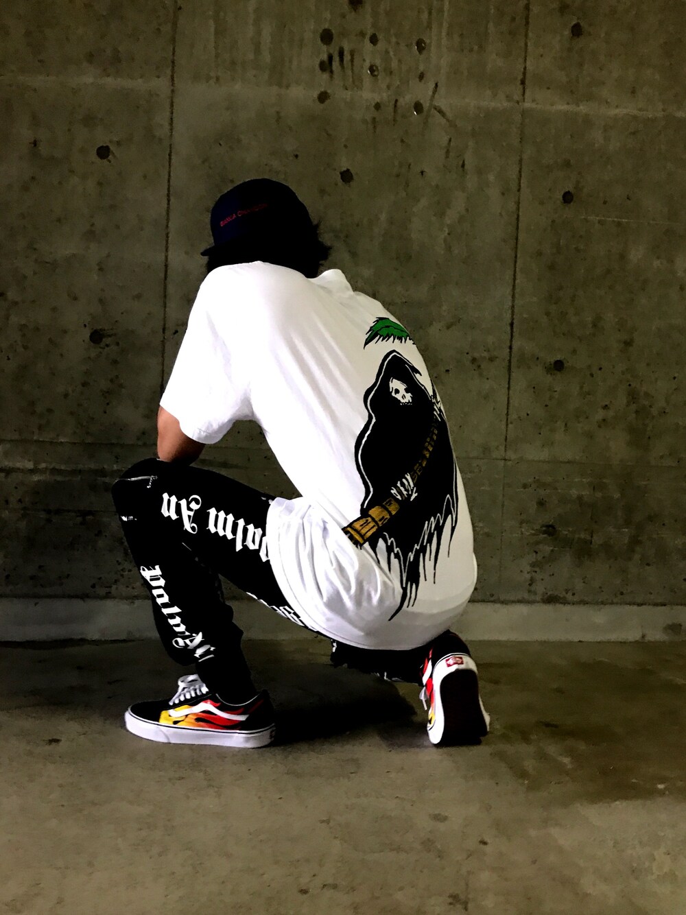 「スウェットパンツ、スニーカー、VANS、シンプル、ストリート、PALM ANGELS、ALCHEMIST」｜「alchemistのアイテム（Tシャツ/カットソー、ホワイト系）」を使った、相川直輝さん（メンズ・172cm）の夏コーディネートの1枚目の写真