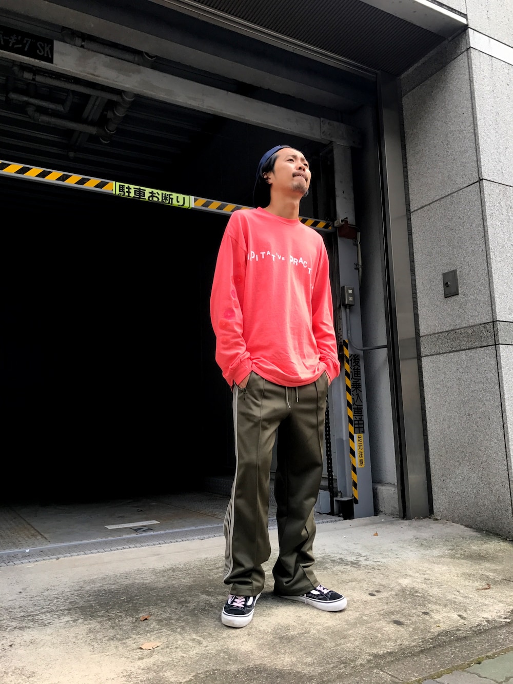 「abc、advisory boards crystal、LHP、NEEDLES、VANS、alyx、シンプルコーデ、トラックパンツ、ジャージ」｜「advisory boards crystalのアイテム（Tシャツ/カットソー、ピンク系）」を使った、相川直輝さん（メンズ・172cm）の夏コーディネートの1枚目の写真