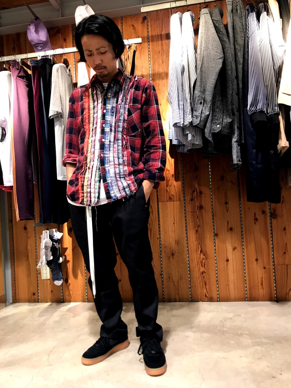 「NEEDLES、Rebuild by Needles、LHP、LHP大阪、NIKE、ラーメン」｜「Rebuild by Needlesのアイテム（シャツ/ブラウス、レッド系）」を使った、相川直輝さん（メンズ・172cm）の秋コーディネートの1枚目の写真