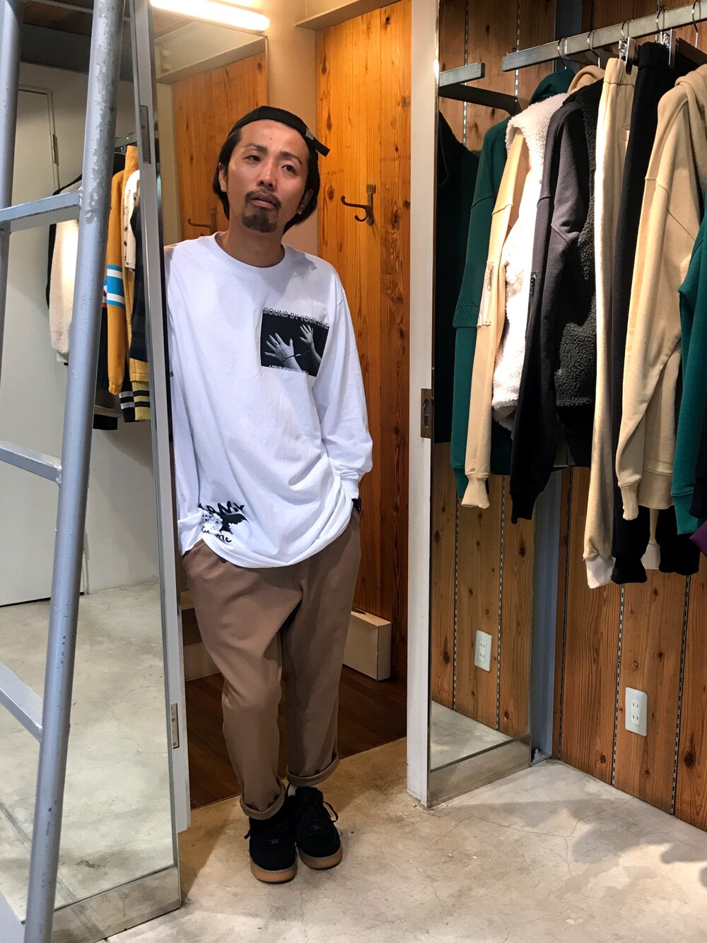 「LHP、LHP大阪、pleasures、wiz khalifa、ストリート」｜「PLEASURESのアイテム（Tシャツ/カットソー、ホワイト系）」を使った、相川直輝さん（メンズ・172cm）の秋コーディネートの1枚目の写真