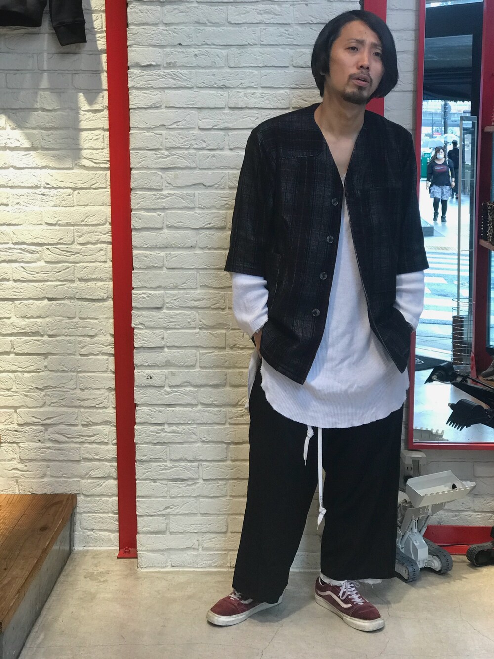 「TONSURE、sulvam、シンプルコーデ、ジャケット、ワイドパンツ、シューレースベルト、オトナカジュアル」｜「TONSUREのアイテム（ノーカラージャケット、ブラック系）」を使った、相川直輝さん（メンズ・172cm）の秋コーディネートの1枚目の写真
