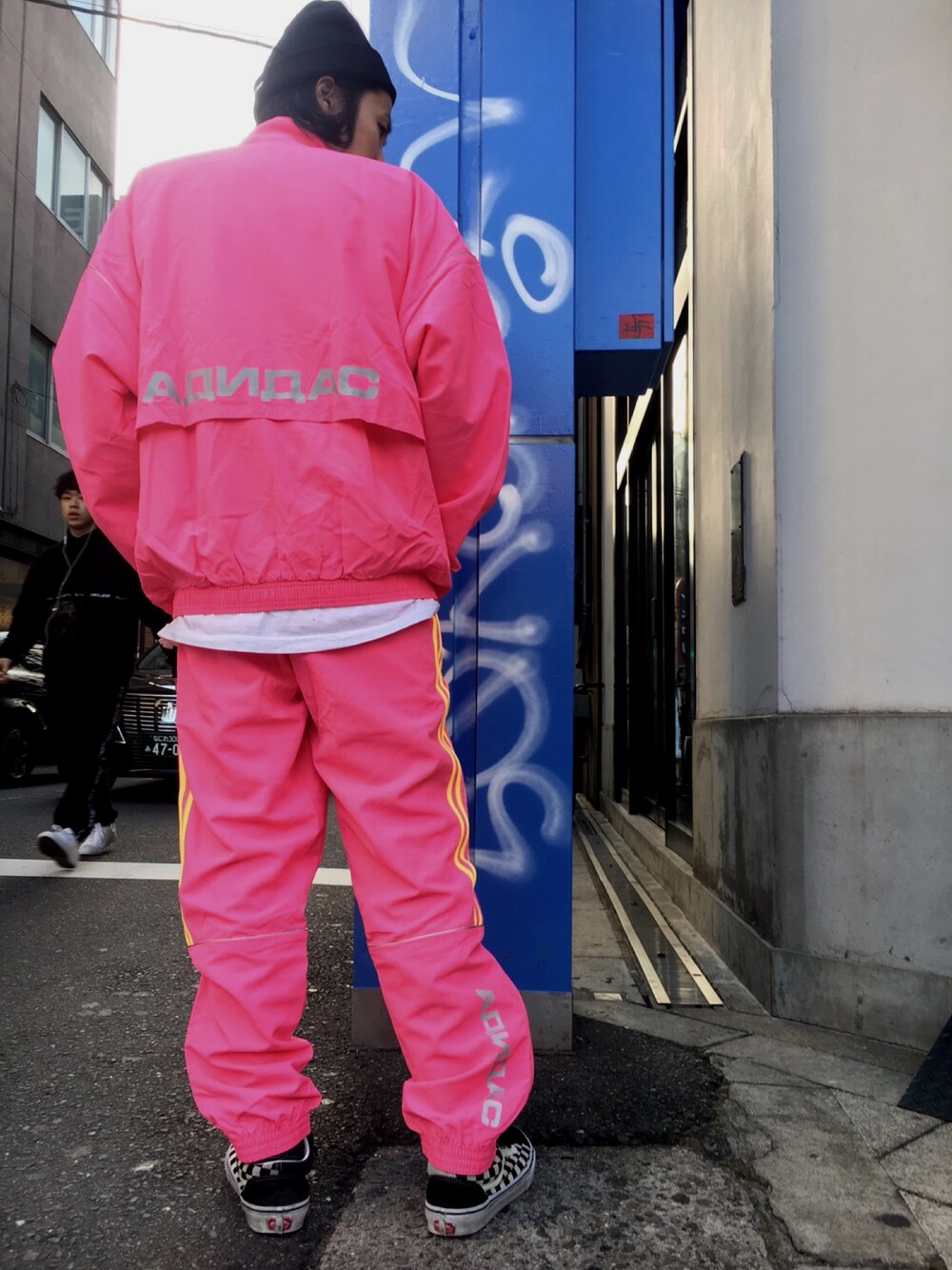 「gosharubchinskiy、シンプルコーデ、pink、ピンク、春、桜、スニーカー、カジュアルコーデ」｜「Gosha Rubchinskiyのアイテム（ナイロンジャケット、ピンク系）」を使った、相川直輝さん（メンズ・172cm）の冬コーディネートの1枚目の写真