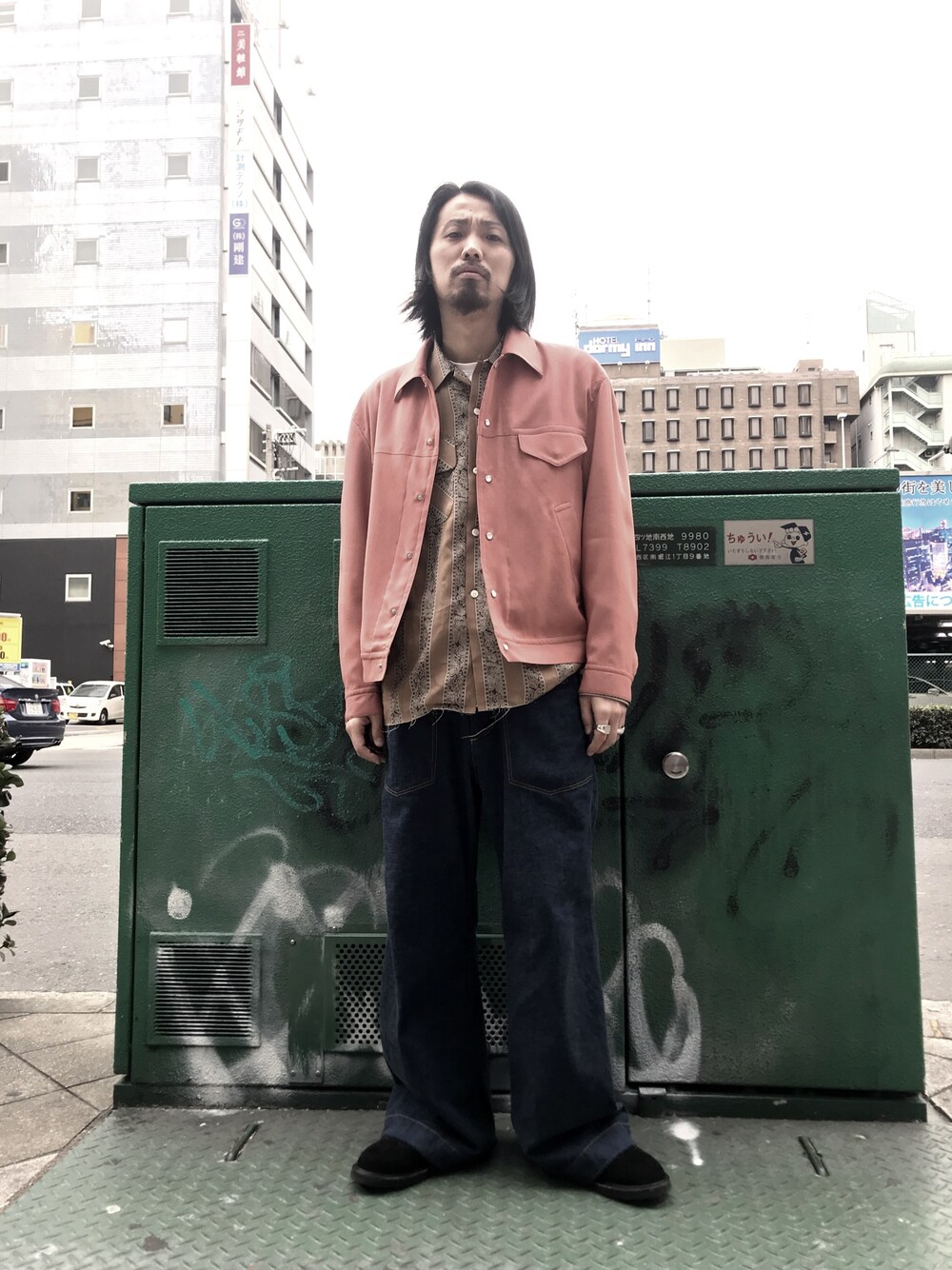 「soe、ペイズリー、SASQUATCHfabrix、NEEDLES、春コーデ、LHP」｜「soeのアイテム（ブルゾン、ピンク系）」を使った、相川直輝さん（メンズ・172cm）の冬コーディネートの1枚目の写真