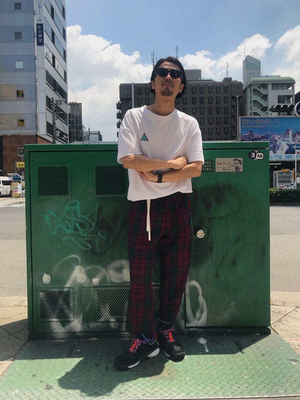 「LHP、LHP大阪、INARI、gosharubchinskiy、NIKE、NIKEACG」｜「INARIのアイテム（サングラス、ブラック系）」を使った、相川直輝さん（メンズ・172cm）の夏コーディネートの1枚目の写真