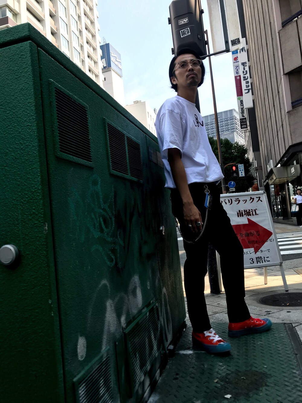 「JWANDERSON X CONVERSE、JWANDERSON、J.W.anderson、LHP、LHP大阪、soe、スラックス、夏コーデ」｜「kudosのアイテム（Tシャツ/カットソー、ホワイト系）」を使った、相川直輝さん（メンズ・172cm）の夏コーディネートの1枚目の写真