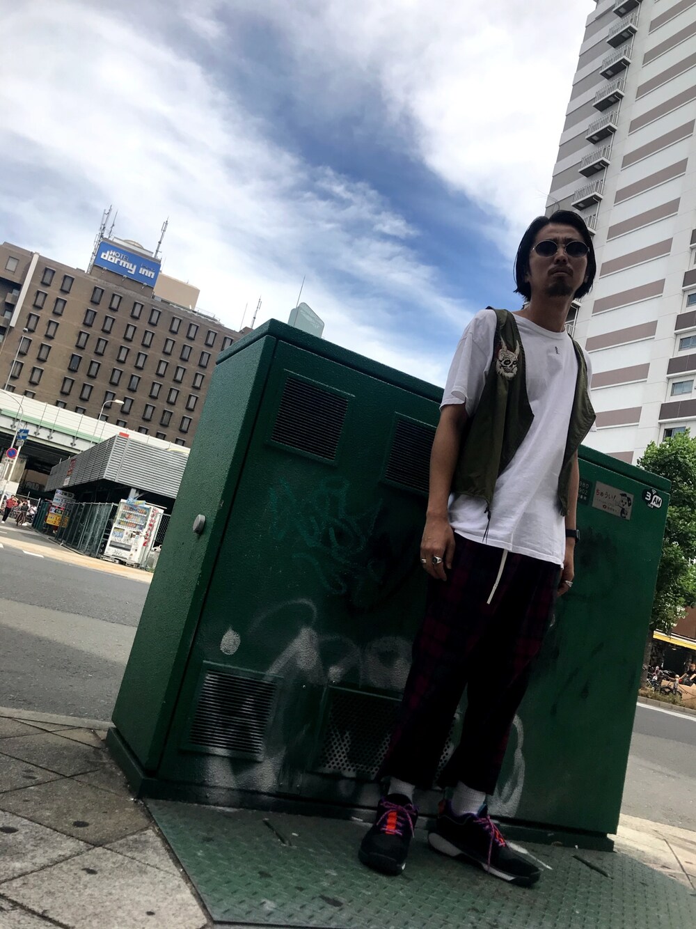 「blackmeans、おしゃれさんと繋がりたい、スニーカー、NIKE、SASQUATCHfabrix、INARI、オトナカジュアル、チェックパンツ」｜「INARIのThis by INARI/ディスイズバイイナリ/別注　CARTI BLUE（サングラス、ブルー系）」を使った、相川直輝さん（メンズ・172cm）の夏コーディネートの1枚目の写真