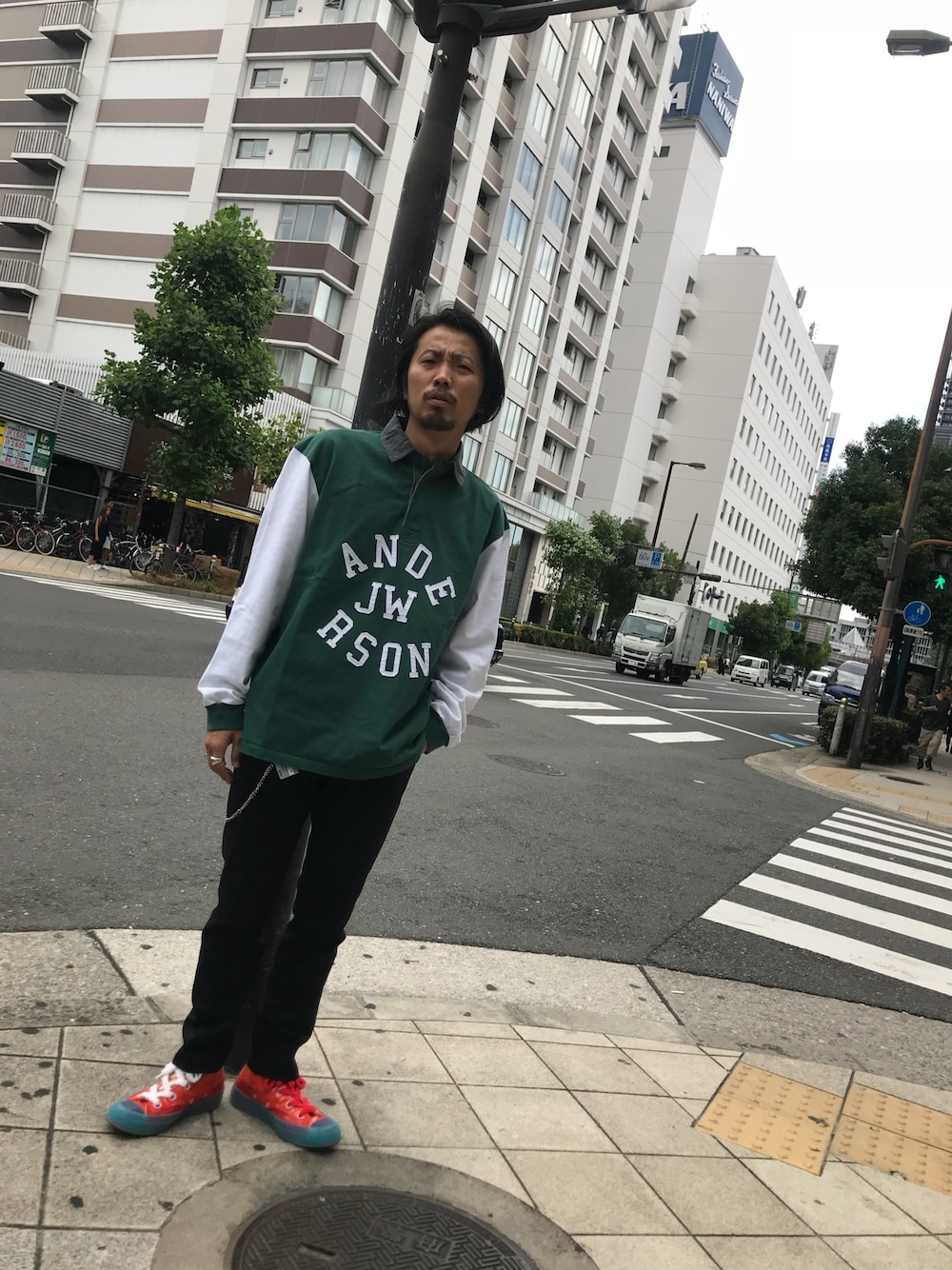 「JW Anderson、LHP、LHP大阪、秋冬、ポロシャツ」｜「JW Andersonのアイテム（ポロシャツ、グリーン系）」を使った、相川直輝さん（メンズ・172cm）の夏コーディネートの1枚目の写真