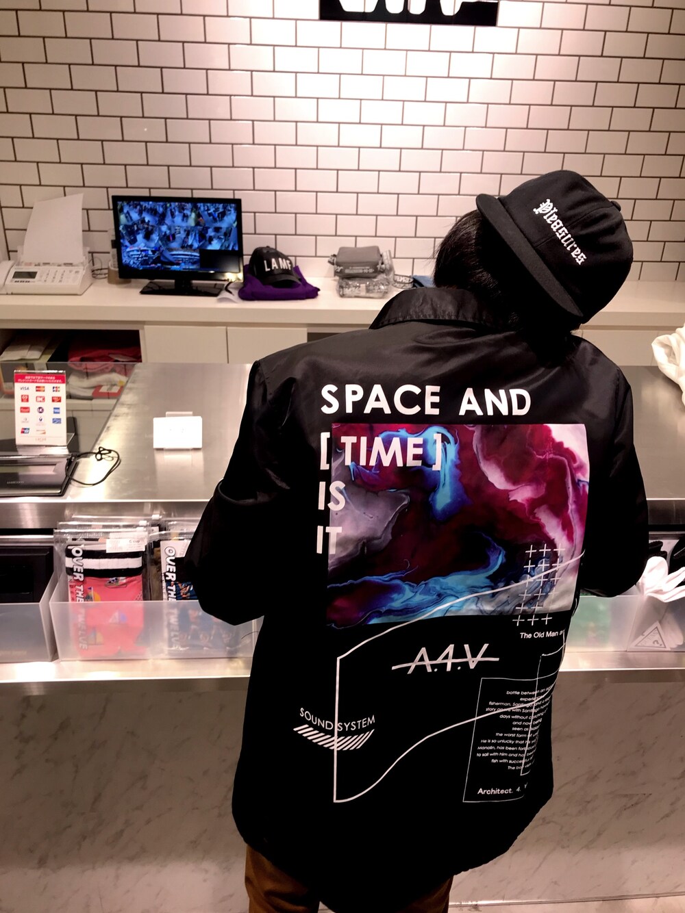 「カジュアル、ストリート、LHP、ナイロンジャケット、DJ、スポーツMIX'18秋」｜「L.H.PのA4A/エーフォーエー/SPACE コーチジャケット（ブルゾン、ブラック系）」を使った、相川直輝さん（メンズ・172cm）の秋コーディネートの1枚目の写真