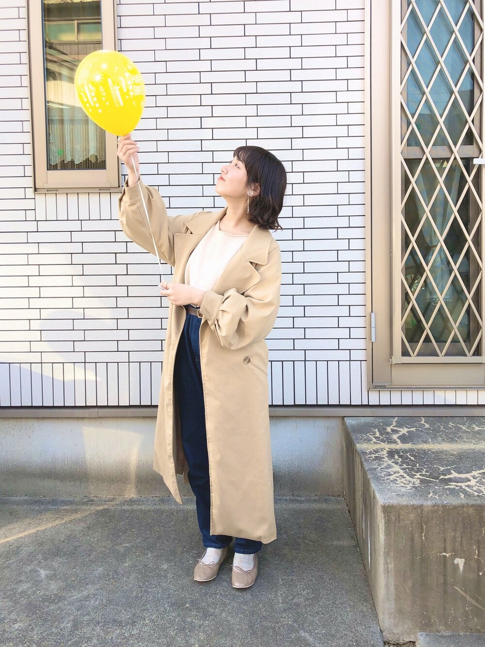 「大人カジュアル、春コーデ、シンプル、ラフ、スウェット、トレンチコート、春デート、デニム、バレエシューズ」｜「earth music&ecologyのパフスリーブコート（トレンチコート、ベージュ系）」を使った、はせべさん（レディース・153cm）の春コーディネートの1枚目の写真