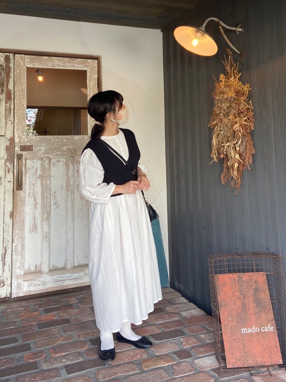 「シンプル、ビスチェ、モノトーン、GU、ワンピース、オトナカジュアル、大人カジュアル、レイヤードスタイル、低身長」｜「GUのアイテム（ニット/セーター、ブラック系）」を使った、はせべさん（レディース・153cm）の秋コーディネートの1枚目の写真