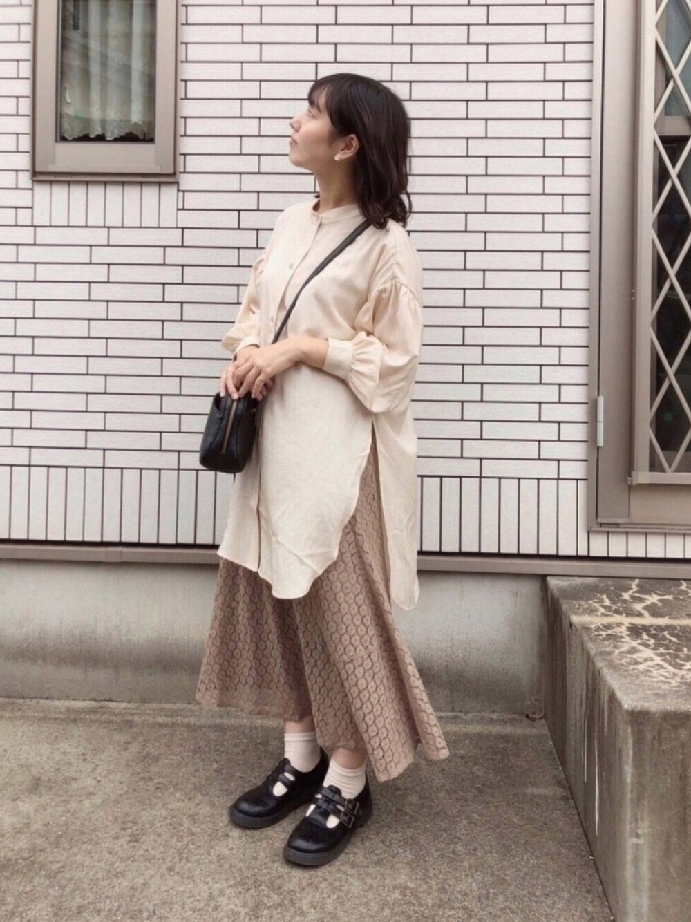 「Crisp、ゆるコーデ、秋コーデ、秋服準備はじめました、オトナガーリー、シンプル、シャツスタイル、ベージュ、ワントーンコーデ、ラクチンコーデ」｜「Crispのバックリボングロッシーシャツ（シャツ/ブラウス、ベージュ系）」を使った、はせべさん（レディース・153cm）の秋コーディネートの1枚目の写真