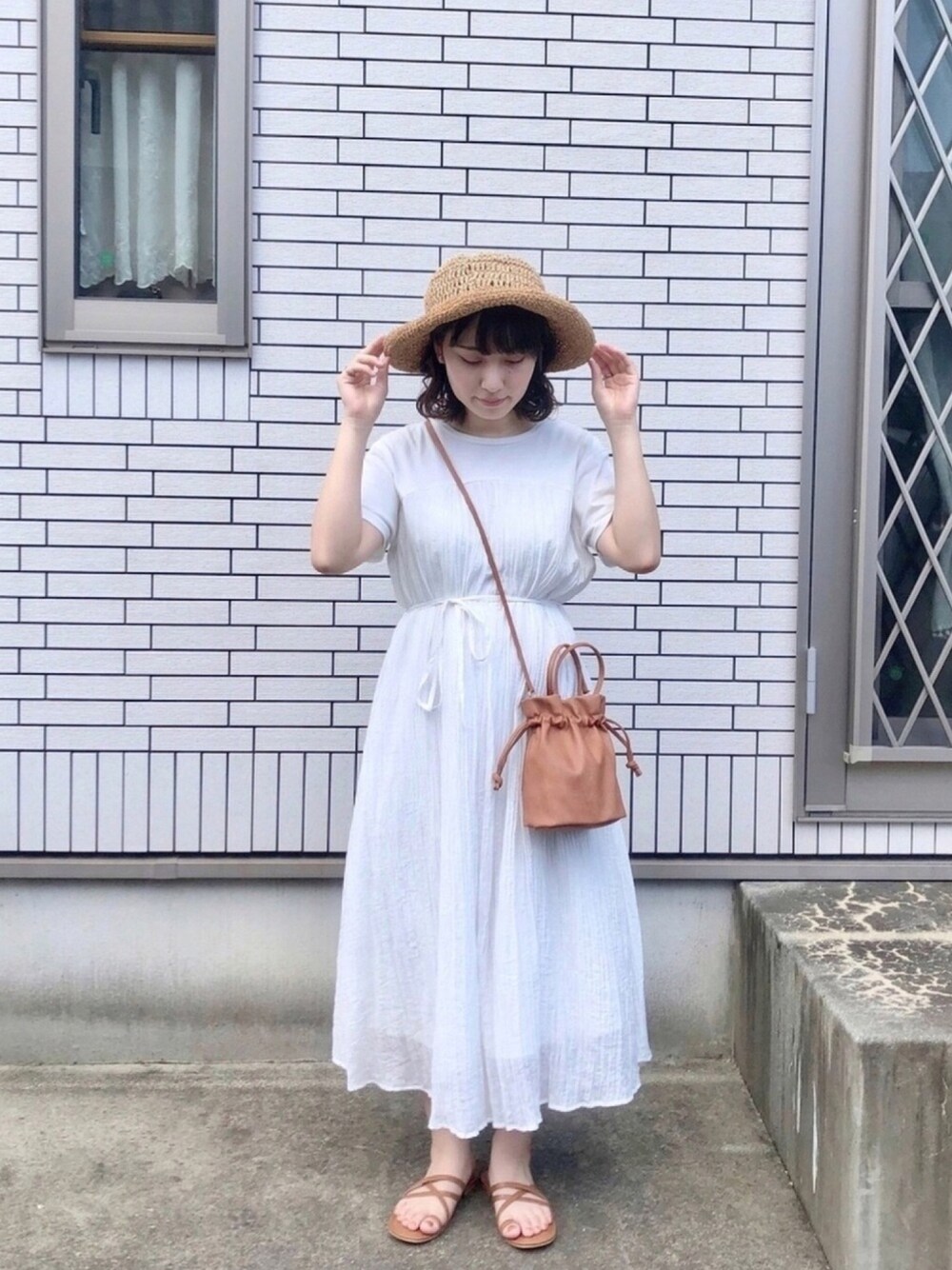 「夏、デート、海、シンプルコーデ、ワンピース、むぎわら帽子、サンダル、シンプル、夏コーデ、低身長コーデ」｜「studio CLIPのドッキングワンピース（ワンピース、ホワイト系）」を使った、はせべさん（レディース・153cm）の夏コーディネートの1枚目の写真