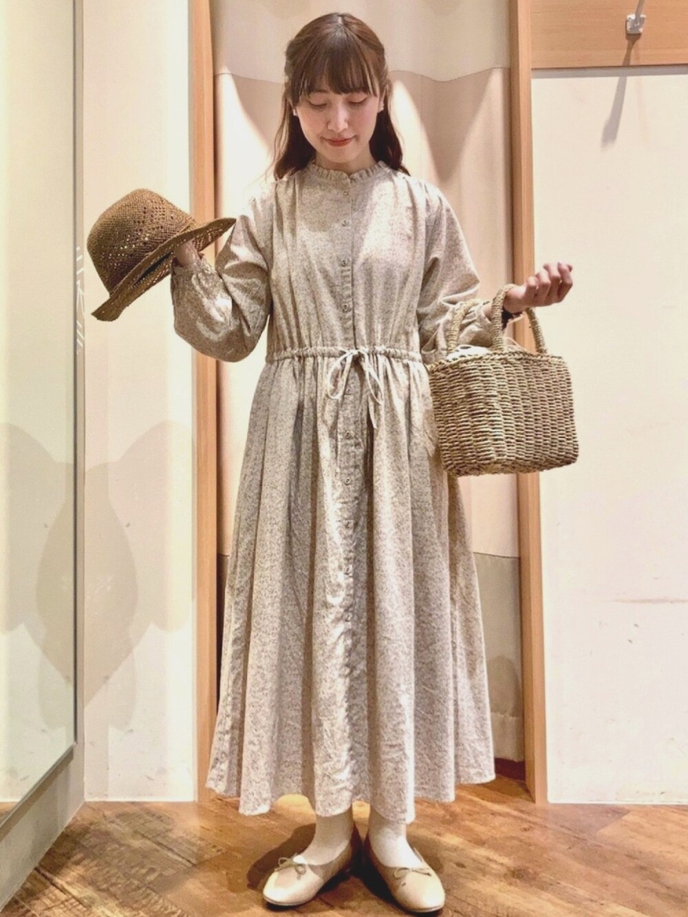 「春、花柄、ワンピース、花柄ワンピース、Samansa Mos2、サマンサ モスモス(Samansa Mos2)、ガーリー、低身長」｜「Samansa Mos2のアイテム（ワンピース/ドレス、ベージュ系）」を使った、はせべさん（レディース・154cm）の春コーディネートの1枚目の写真
