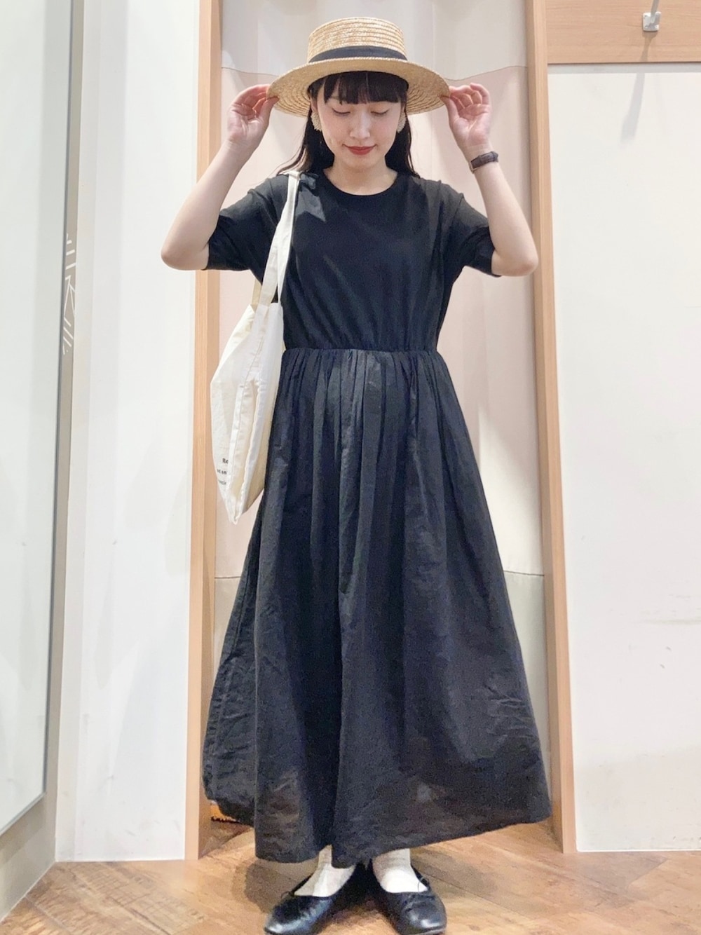 「シンプル、ラクチンコーデ、きれいめカジュアル、モノトーン、ブラック、夏コーデ、カンカン帽、Samansa Mos2、Samansa Mos2 blue」｜「Samansa Mos2 blueのドッキングワンピース（ワンピース、ブラック系）」を使った、はせべさん（レディース・154cm）の春コーディネートの1枚目の写真