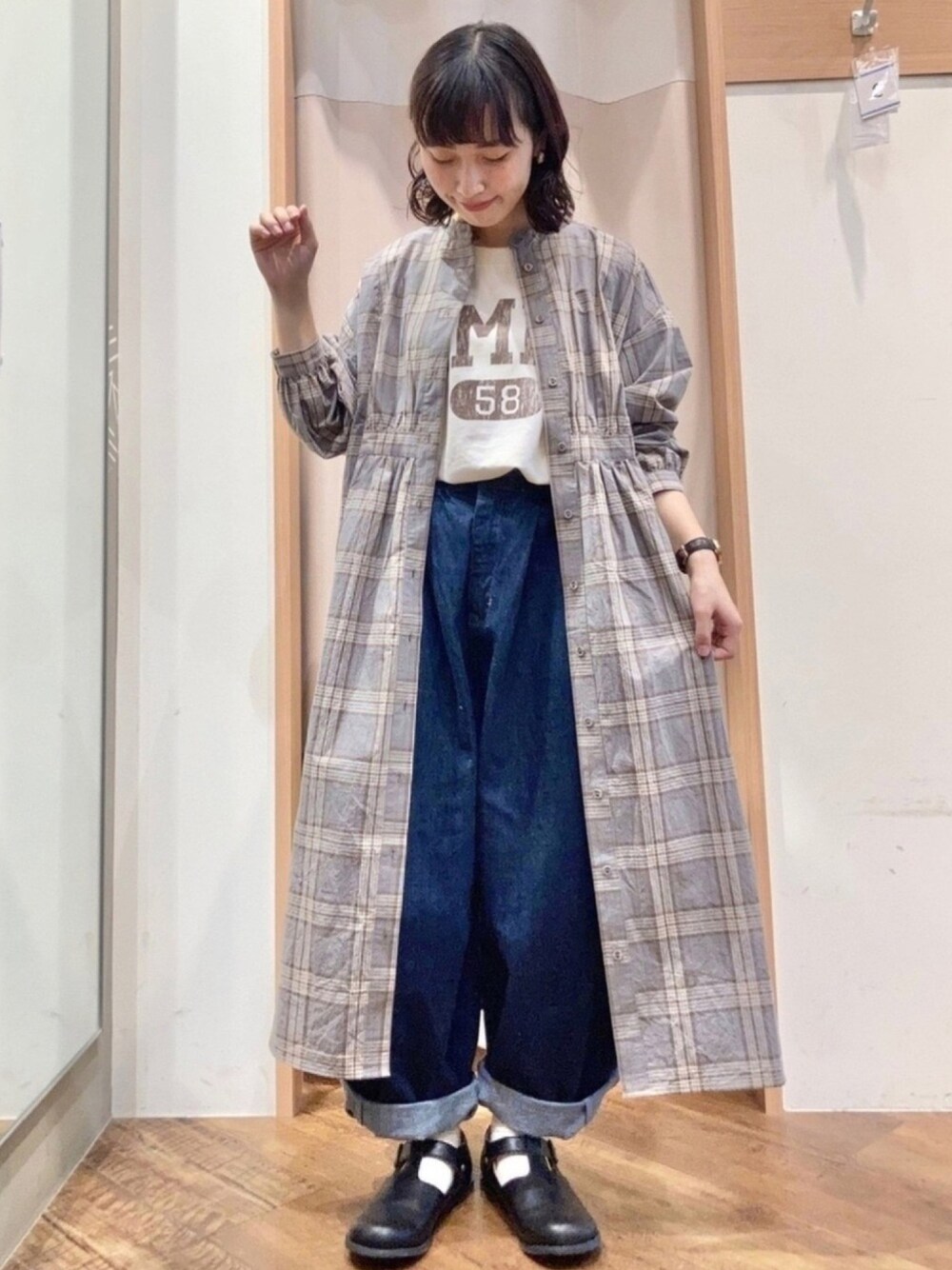 「チェック柄、カレッジロゴ、ベスト、ロングシャツ、ロングシャツワンピ、ワンピース、バルーンシルエット、バルーンパンツ、サマンサ モスモス(Samansa Mos2)、Samansa Mos2」｜「Samansa Mos2のスタンドネック羽織りワンピース（ワンピース、グレー系）」を使った、はせべさん（レディース・154cm）の秋コーディネートの1枚目の写真