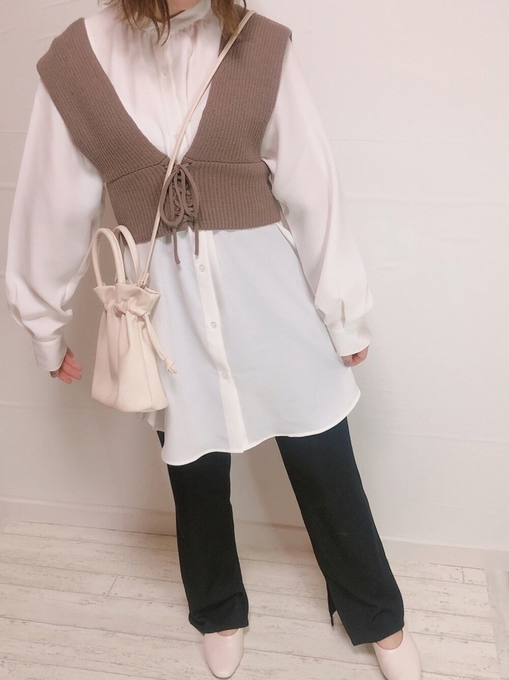 ホワイト系のシャツ/ブラウス、ブラウン系のトップス、ブラック系のパンツを着用したレディースの秋コーディネートの1枚目の写真