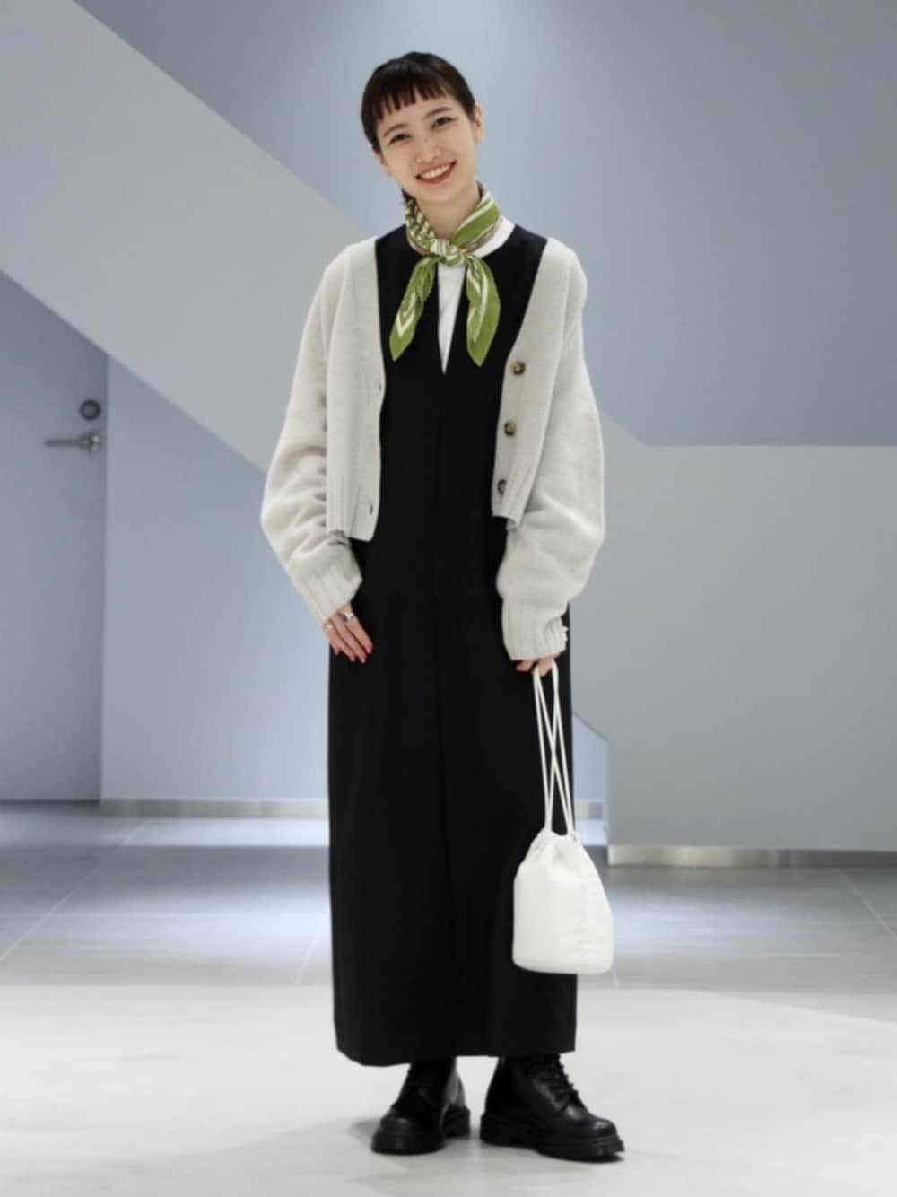 「カーディガン、ワンピース、シューズ、フェミニン、Tシャツ/カットソー、👟バッグ」｜「alleryの＜allery（アレリー）＞ POUCH S WHITE/巾着ポーチ（ハンドバッグ、ホワイト系）」を使った、先原（sakihara）さん（レディース・155cm）の秋コーディネートの1枚目の写真