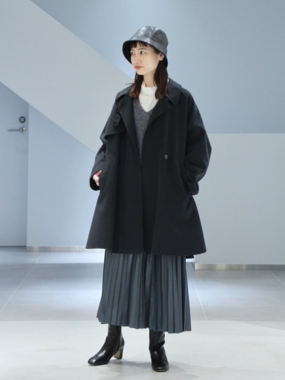 「スカート、シューズ、フェミニン、Tシャツ/カットソー、RECOMMEND  ITEM STYLING、WIDE SILHOUETTE STYLE、👟バッグ、ハット/キャップ、ニット/セーター、あうたー」｜「BEAUTY&YOUTH UNITED ARROWSのBY シャイニーサテンプリーツスカート ∴（スカート、グリーン系）」を使った、先原（sakihara）さん（レディース・155cm）の秋コーディネートの1枚目の写真