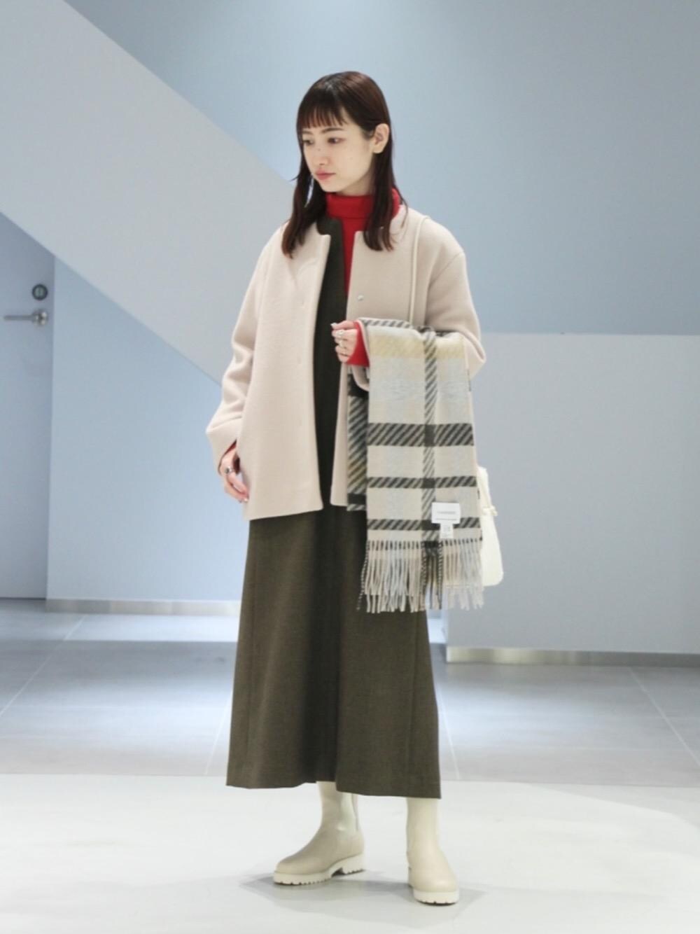 「ワンピース、シューズ、フェミニン、RECOMMEND  ITEM STYLING、👟バッグ、ニット/セーター、あうたー」｜「BEAUTY&YOUTH UNITED ARROWSのBY レザー サイドゴア ブーツ（ブーツ、ベージュ系）」を使った、先原（sakihara）さん（レディース・155cm）の冬コーディネートの1枚目の写真