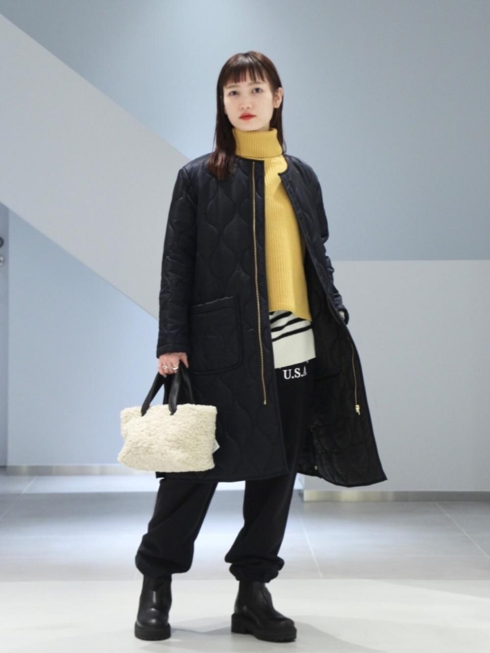 「トレンド、リラックス、シューズ、モード、RECOMMEND  ITEM STYLING、WIDE SILHOUETTE STYLE、👟バッグ、ニット/セーター、ぱんつ、あうたー」｜「Russell Athleticの【別注】＜RUSSELL ATHLETIC＞カレッジロゴスウェットパンツ ∴（スウェットパンツ、ブラック系）」を使った、先原（sakihara）さん（レディース・155cm）の冬コーディネートの1枚目の写真