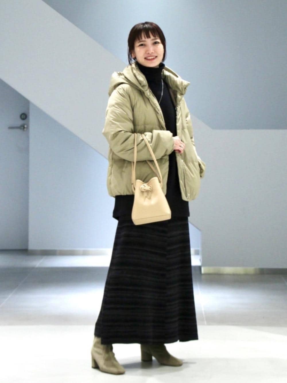 「ワンピース、リラックス、シューズ、フェミニン、Tシャツ/カットソー、RECOMMEND  ITEM STYLING、EXCLUTIVE ITEM STYLE、DOWN JACKET STYLE、👟バッグ、あうたー」｜「by Preekの＜by Preek（バイプリーク）＞ドロップチャーム ネックレス（ネックレス、シルバー系）」を使った、先原（sakihara）さん（レディース・155cm）の冬コーディネートの1枚目の写真