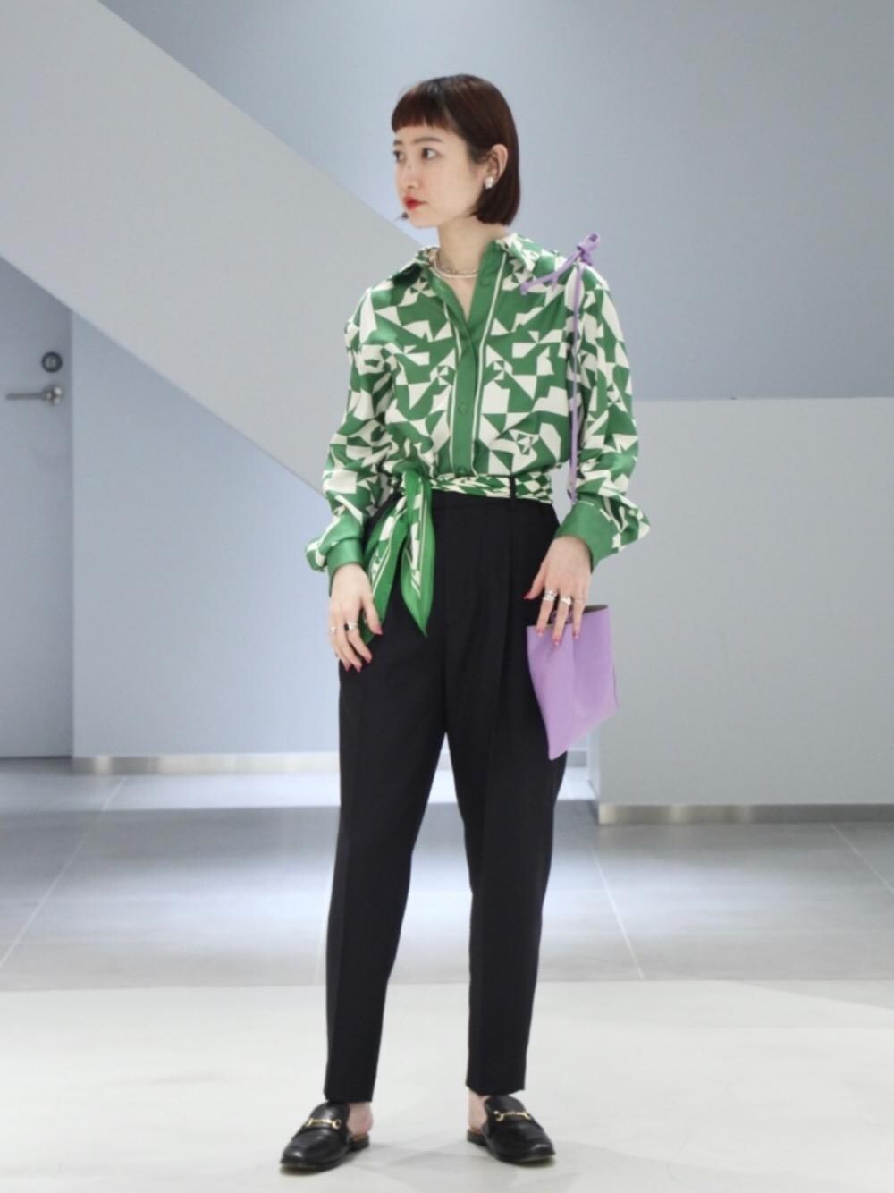 「トレンド、シューズ、モード、シャツ/ブラウス、RECOMMEND  ITEM STYLING、EXCLUTIVE ITEM STYLE、👟バッグ、SPRING SHIRTS STYLE、ぱんつ」｜「UNITED ARROWSの＜UNITED ARROWS＞スクエア 腕時計†（アナログ腕時計、ブラック系）」を使った、先原（sakihara）さん（レディース・155cm）の冬コーディネートの1枚目の写真