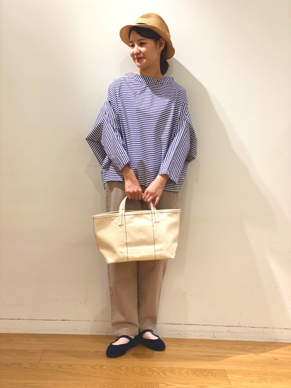 ブルー系のシャツ/ブラウス、ホワイト系のトートバッグ、グレー系のその他パンツを着用したレディースの冬コーディネートの1枚目の写真