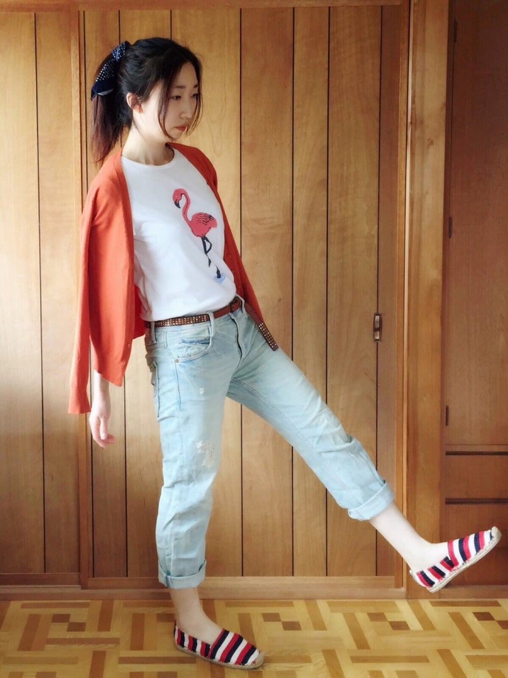 「denim、春コーデ、スピンズ、フラミンゴ、サンダル、カジュアル、エスパドリーユ」｜「SPINNSのアイテム（カーディガン/ボレロ、オレンジ系）」を使った、TARÖSUKEさん（レディース・161cm）の春コーディネートの1枚目の写真