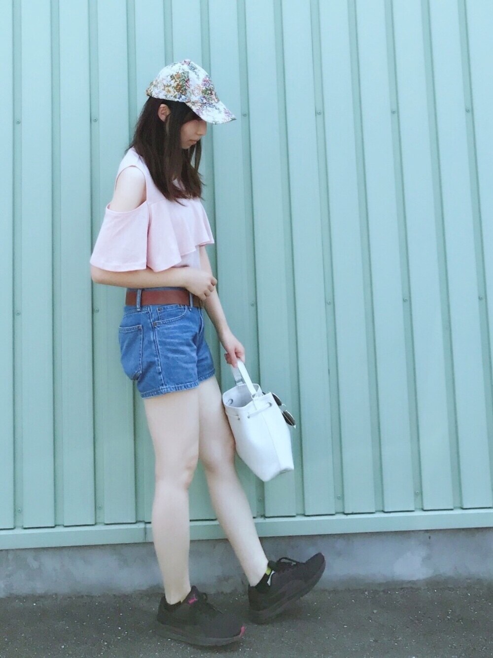 ピンク系のTシャツ/カットソー、ブルー系のデニムパンツ、ホワイト系のバッグを着用したレディースの夏コーディネートの1枚目の写真