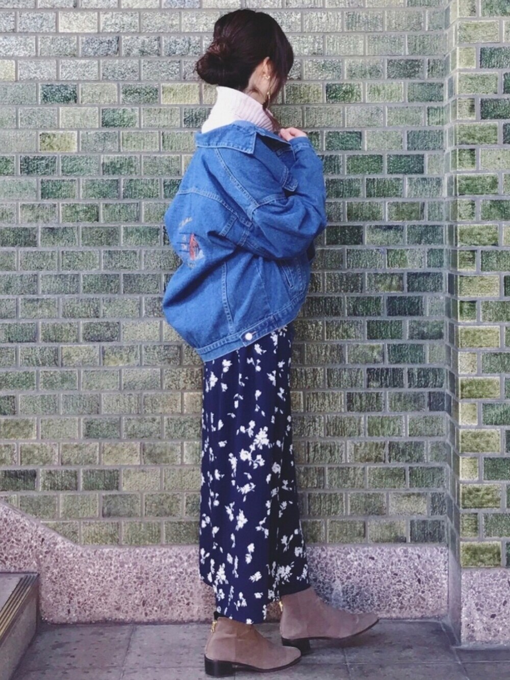 ベージュ系のニット/セーター、ブルー系のデニムジャケット、ブルー系のその他パンツを着用したレディースの冬コーディネートの1枚目の写真