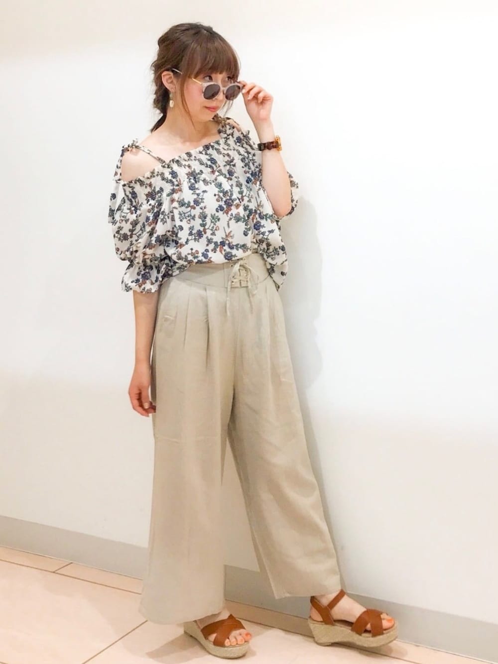 「夏コーデ、オフショル、パンツスタイル、ノースリーブ、サンダル、白、麻、サングラス、アダルトおカワたん部、名前昭和部」｜「mysticのアイテム（サングラス、グレー系）」を使った、TARÖSUKEさん（レディース・161cm）の春コーディネートの1枚目の写真