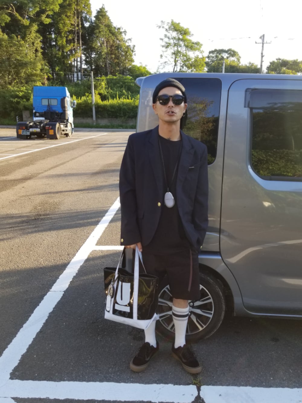 「春コーデ、肌ウーノ、黒、アンダーカバー、スニーカーコーデ、streetstyle、VANS、低身長、ハイソックス、大人カジュアル」｜「UNDERCOVERのアイテム（トートバッグ、ブラック系）」を使った、1982年式さん（メンズ・169cm）の春コーディネートの1枚目の写真
